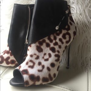 Beautiful pony hair leopard booties size 7